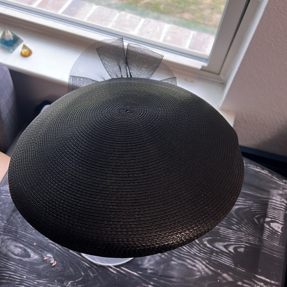 Black hat with bow adornment - Picture 2 of 6